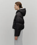 W REGULAR LOGO HOODED CROP DOWN JACKET IN BLACK image 2
