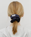 W BASIC COTTON SCRUNCHIE IN NAVY image 4