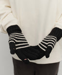 CLASSIC LOGO GLOVE IN BLACK image 7