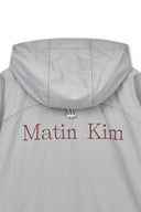 CROPPED BACK LOGO HOODY WIND BREAKER IN LIGHT BEIGE image 5