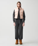W CLASSIC LOGO DUCK DOWN CROP VEST IN PINK
