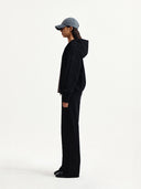 BACK LOGO ESSENTIAL HOODY ZIP UP IN BLACK