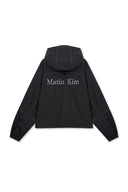 CROPPED BACK LOGO HOODY WIND BREAKER IN BLACK