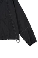 CROPPED BACK LOGO HOODY WIND BREAKER IN BLACK