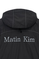 CROPPED BACK LOGO HOODY WIND BREAKER IN BLACK