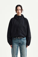 CROPPED BACK LOGO HOODY WIND BREAKER IN BLACK