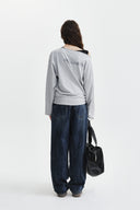 BACK LOGO RAW CUT BOAT NECK TOP IN GREY