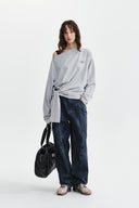 BACK LOGO RAW CUT BOAT NECK TOP IN GREY