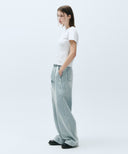 W LOW-WAIST TUCK WIDE DENIM PANTS IN LIGHT BLUE image 4